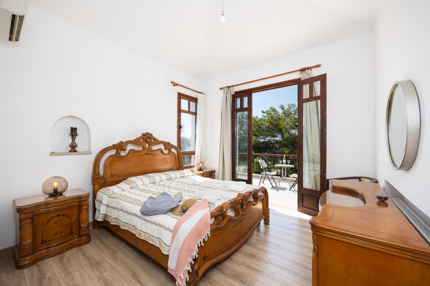 Double bedroom with en suite bathroom, A/C, and sea views