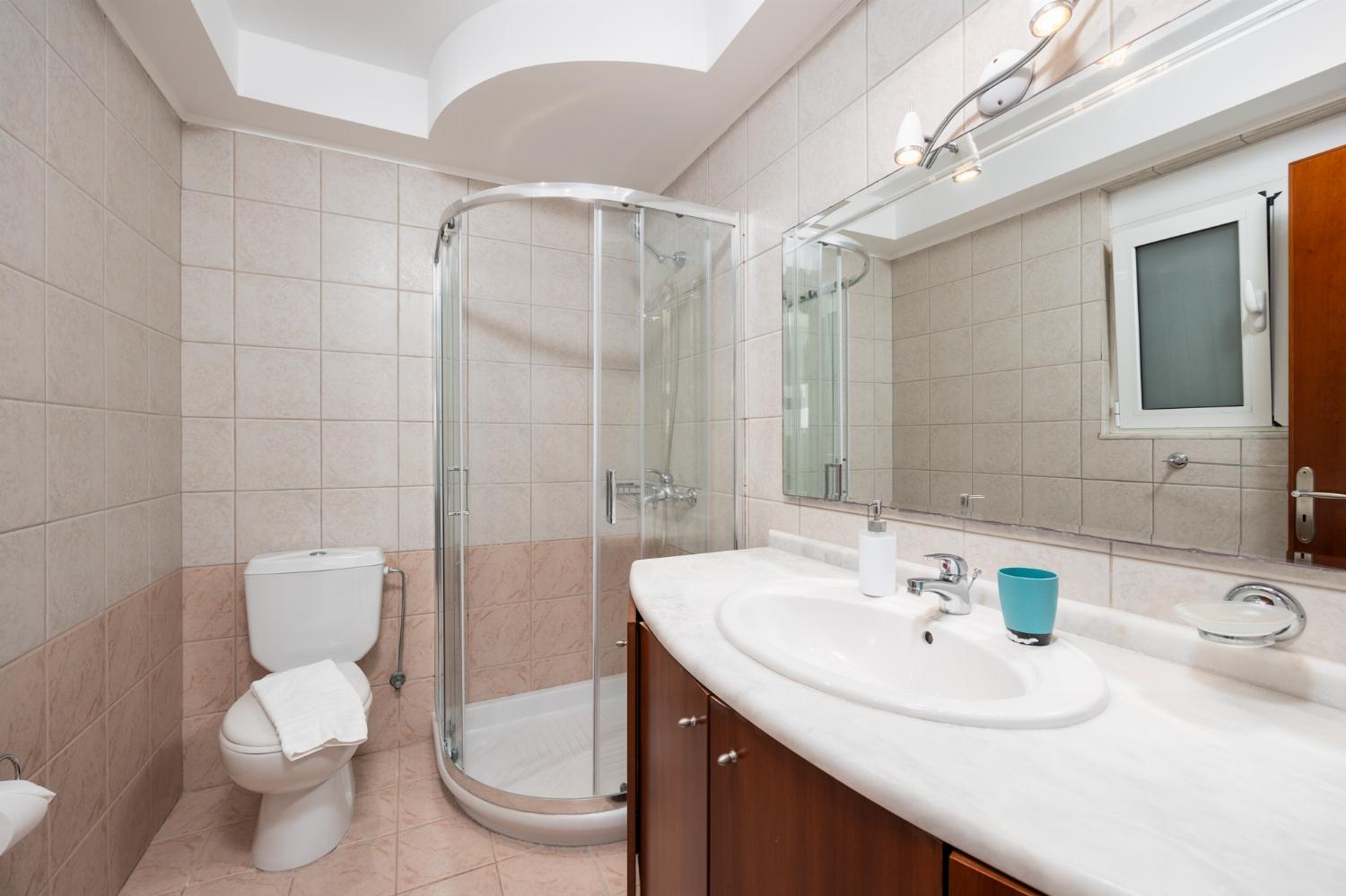 Main building: ensuite bathroom with shower