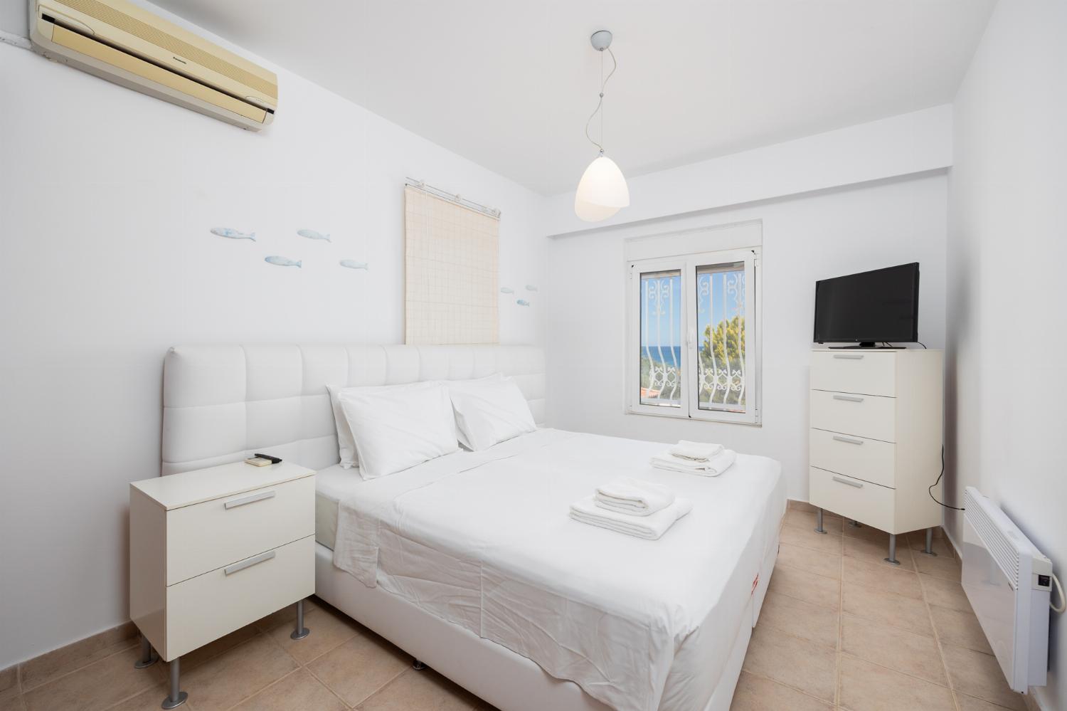 Main building: double bedroom with A/C and TV