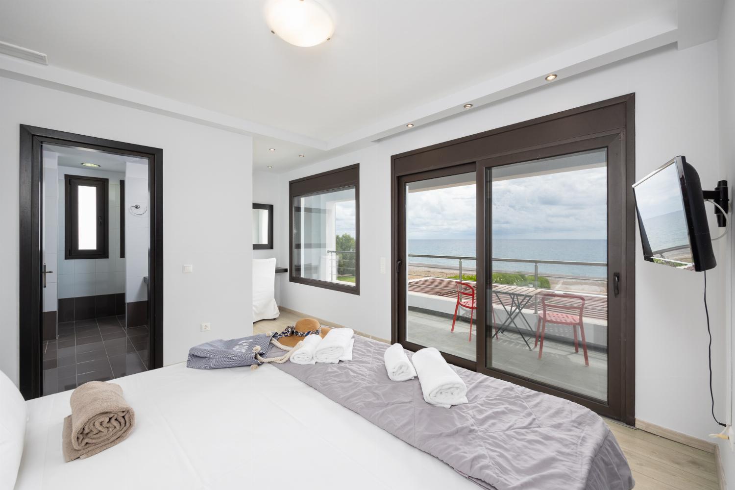 Double bedroom with en suite bathroom, A/C, TV, and sea views