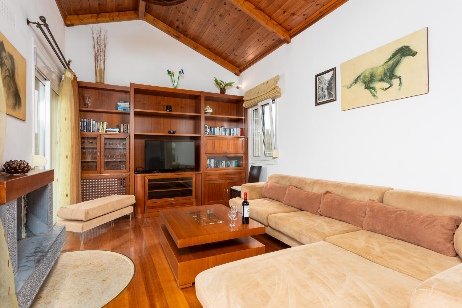 Open-plan living room with sofa, dining area, kitchen, A/C, WiFi internet, satellite TV, and sea views