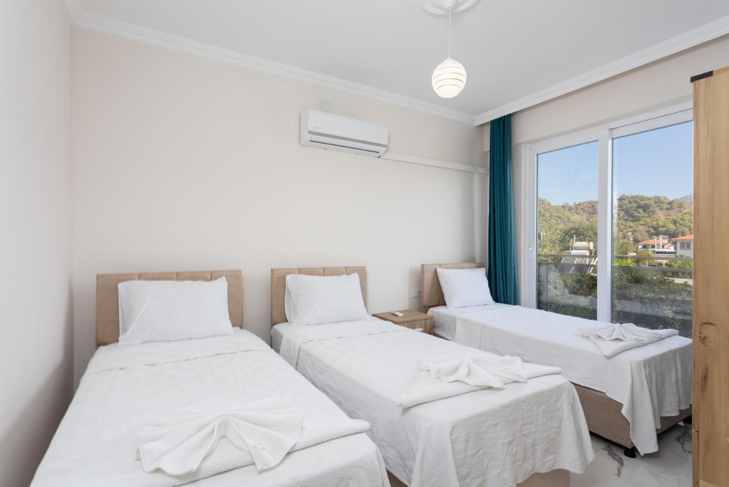 Bedroom with 3 single beds and A/C