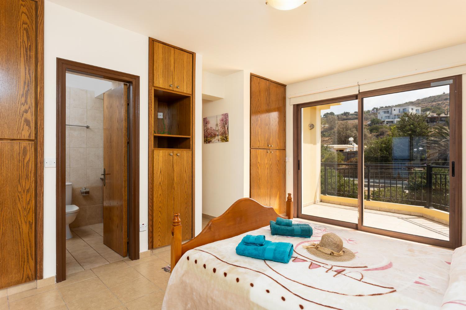 Double bedroom with en suite bathroom, A/C, and sea views