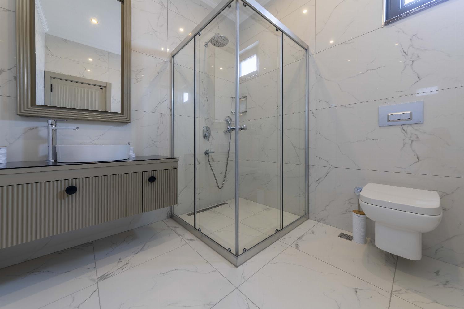  Ensuite bathroom with shower