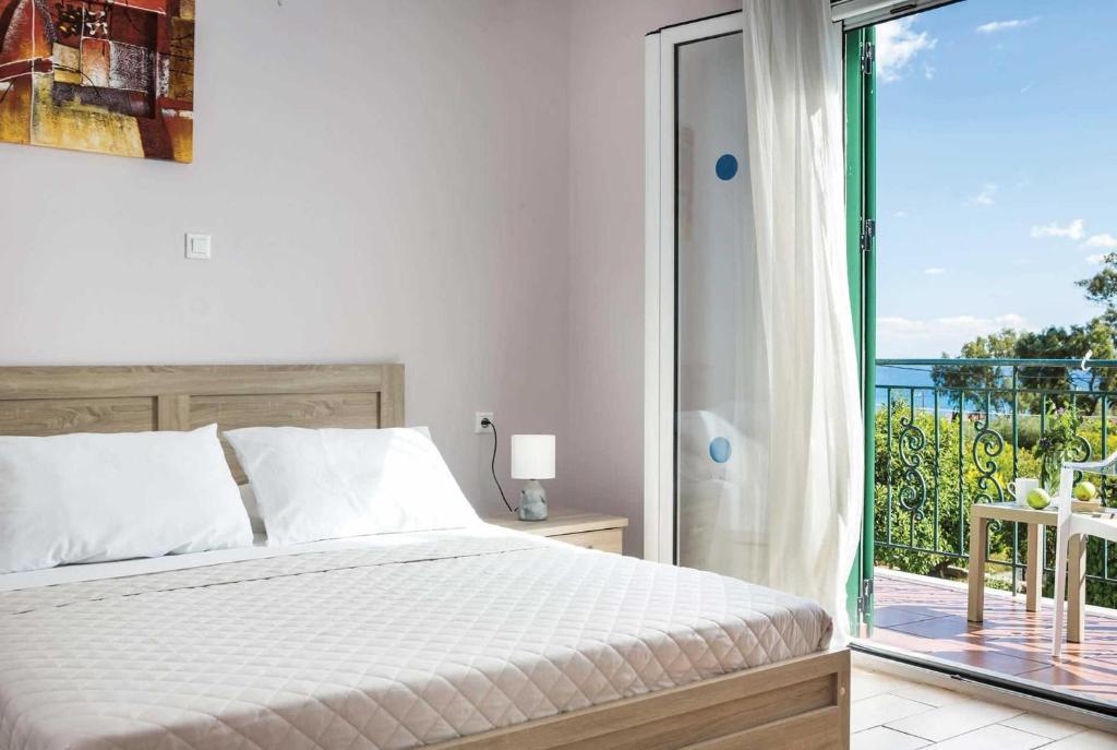 Double bedroom with terrace access with panoramic sea views