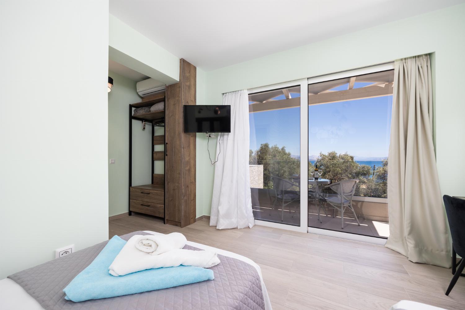 Twin bedroom with en suite bathroom, A/C, TV, and sea views