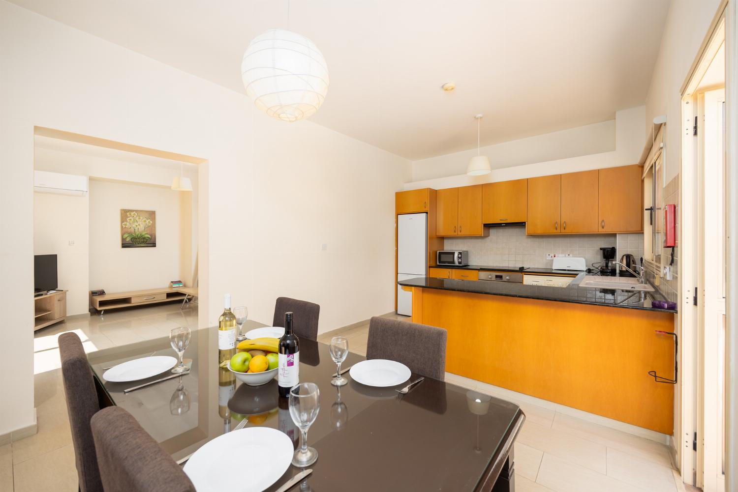 Equipped kitchen with dining area