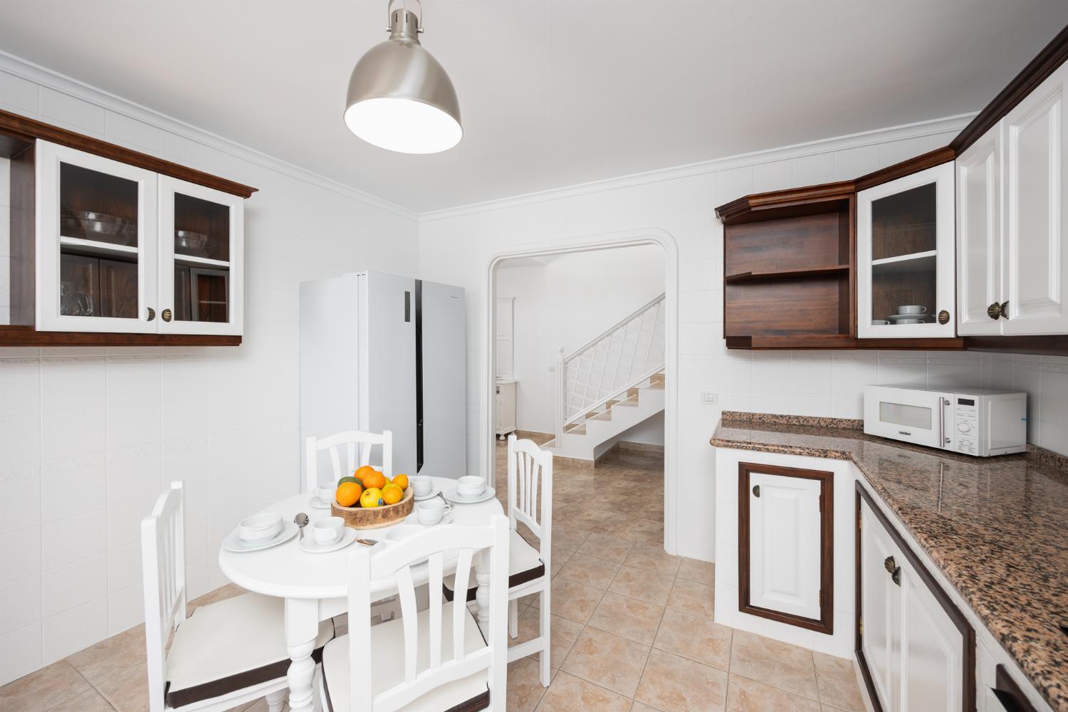 Equipped kitchen with dining area